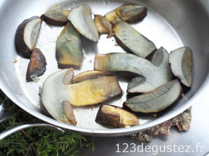 poêlée de champignons bolet à pied rouge